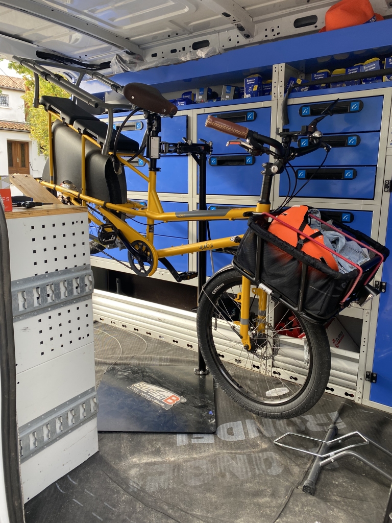 Vélo en réparation dans le camion atelier